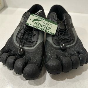 Aviator 5 finger Athletic workout shoes in size 7